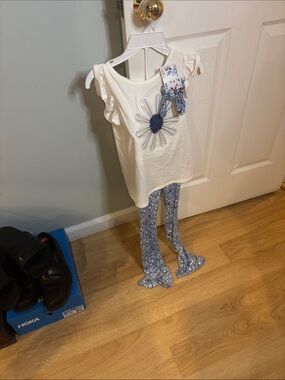 btween Cream Top with Blue Floral Leggings Set